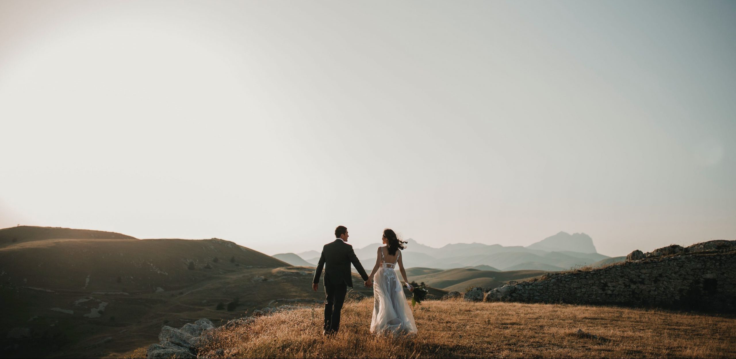 Un couple de jeunes mariés qui regarde vers l’avenir